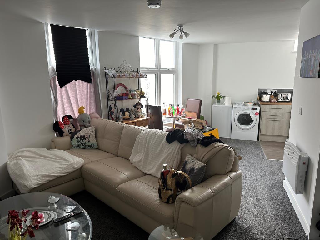 Lot: 86 - STUDIO FLAT IN CENTRE OF BOGNOR REGIS FOR INVESTMENT - Living Space